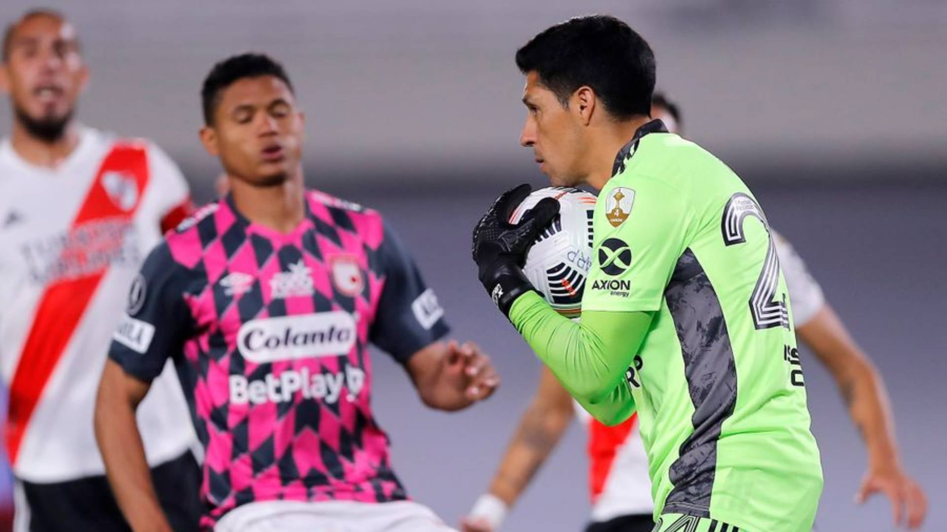 Enzo Pérez jugó como arquero en el partido de despedida de Leonardo Ponzio