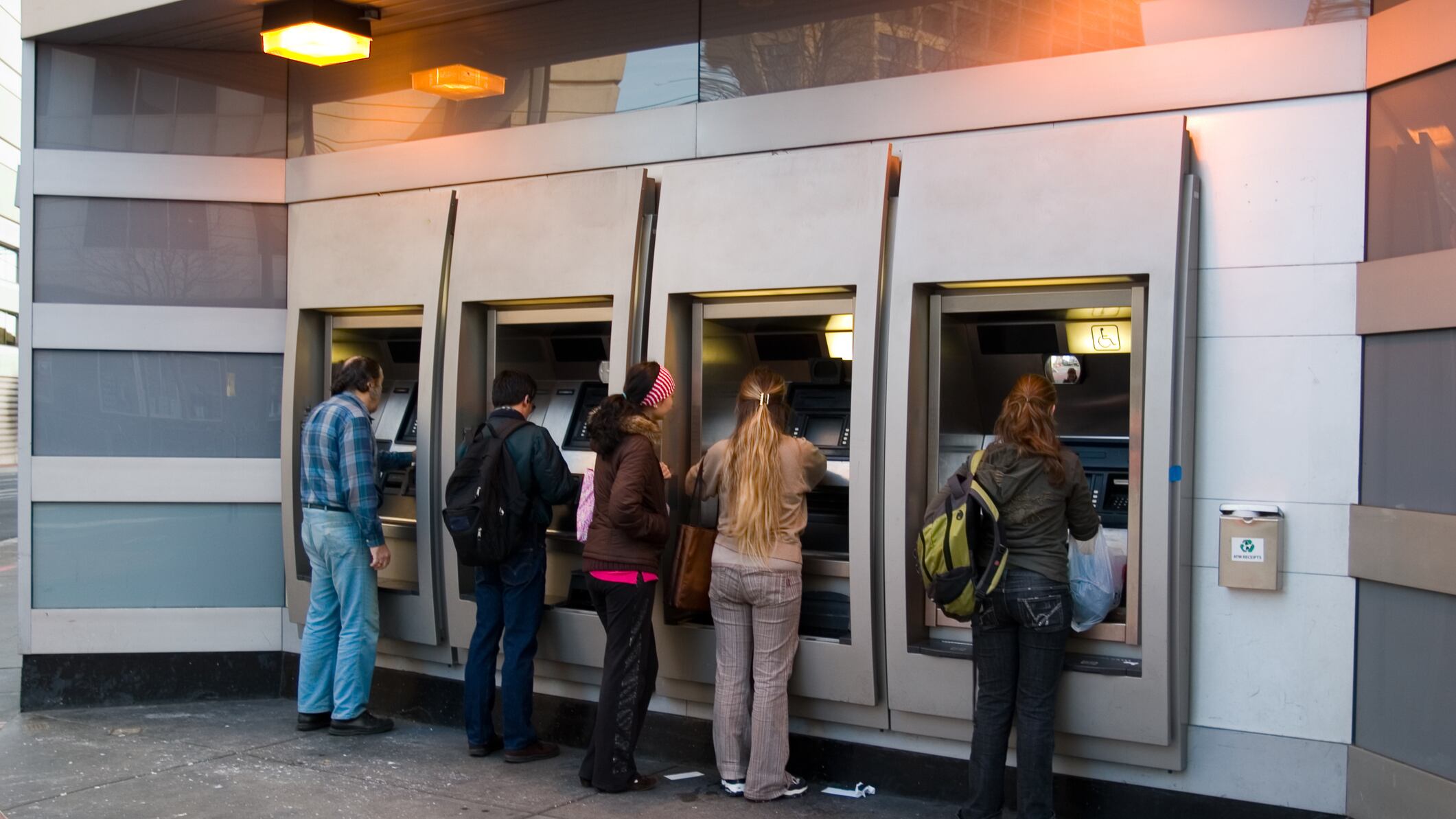 Hay bancos que rechazan 70% de las quejas y resuelven en contra de los clientes; la tarjeta de crédito y débito acaparan las denuncias