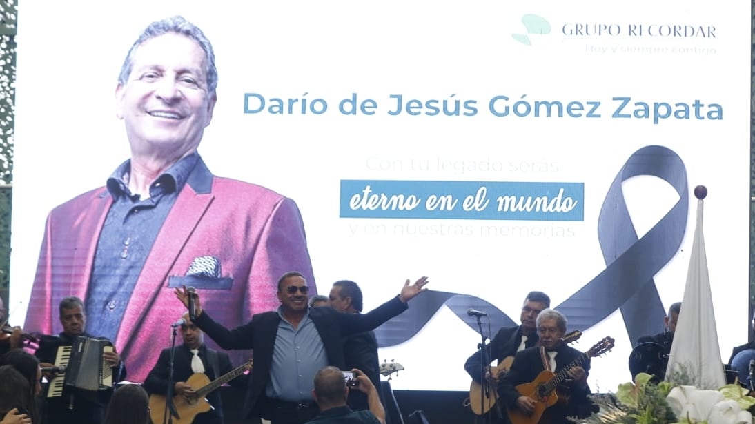 Cientos de personas llegaron hasta el coliseo Yesid Santos, en Medellín, para darle el último adiós al Rey del Despecho, Darío Gómez.