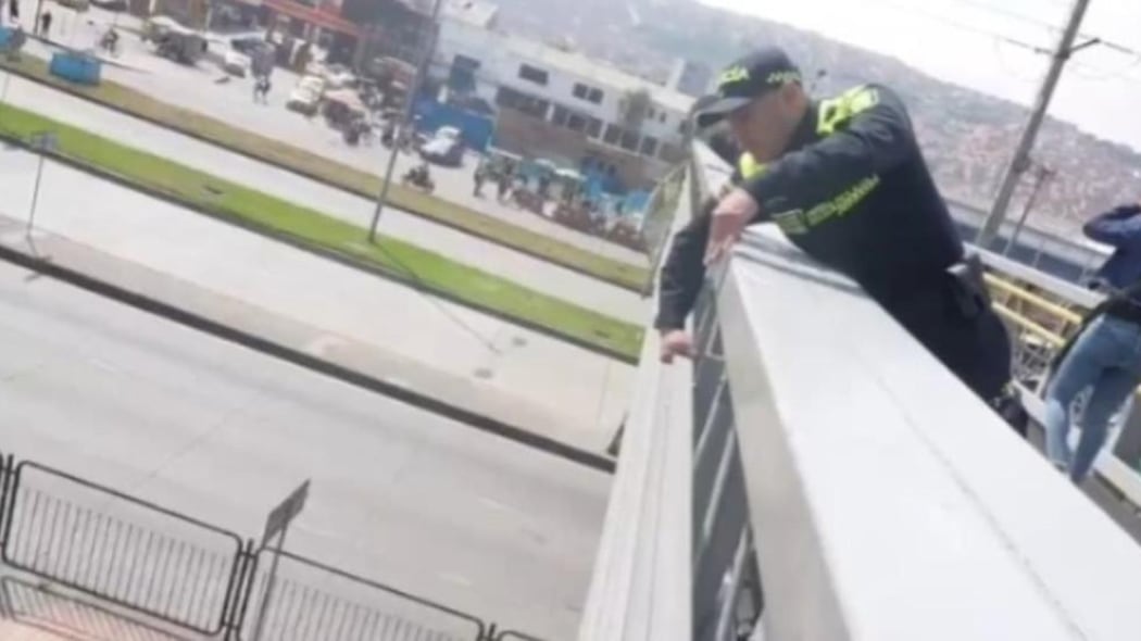Policía evito que una mujer se lanzara de un puente peatonal en el sur de Bogotá.