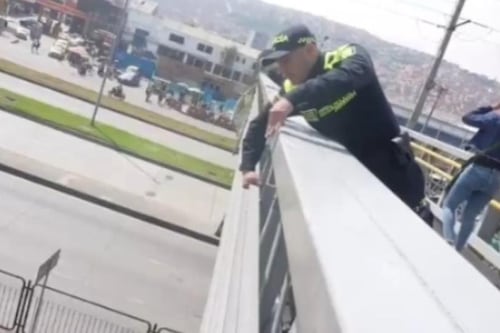 Video: Policía evitó que una mujer se lanzara de puente peatonal en la autopista Sur de Bogotá