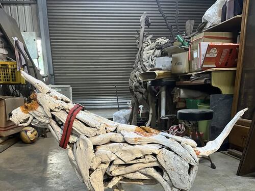 Artista convierte el amor por su perro en una emotiva escultura de madera