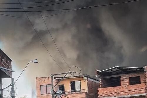 Voraz incendio en Medellín dejó 16 personas atendidas y afectó viviendas cerca de bodegas de reciclaje