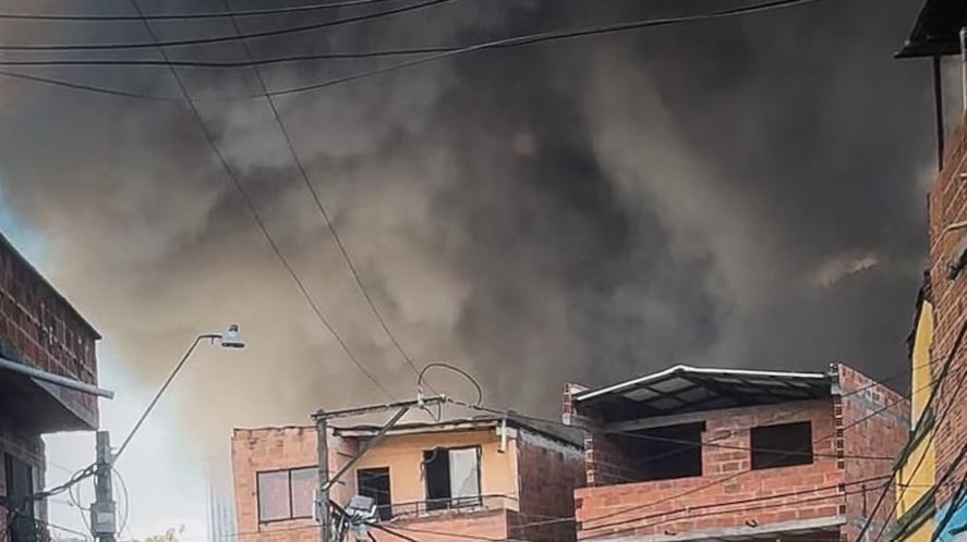 Foto bomberos controlaron fuerte incendio en Medellín: llamas amenazaban viviendas en Boston y Caicedo.