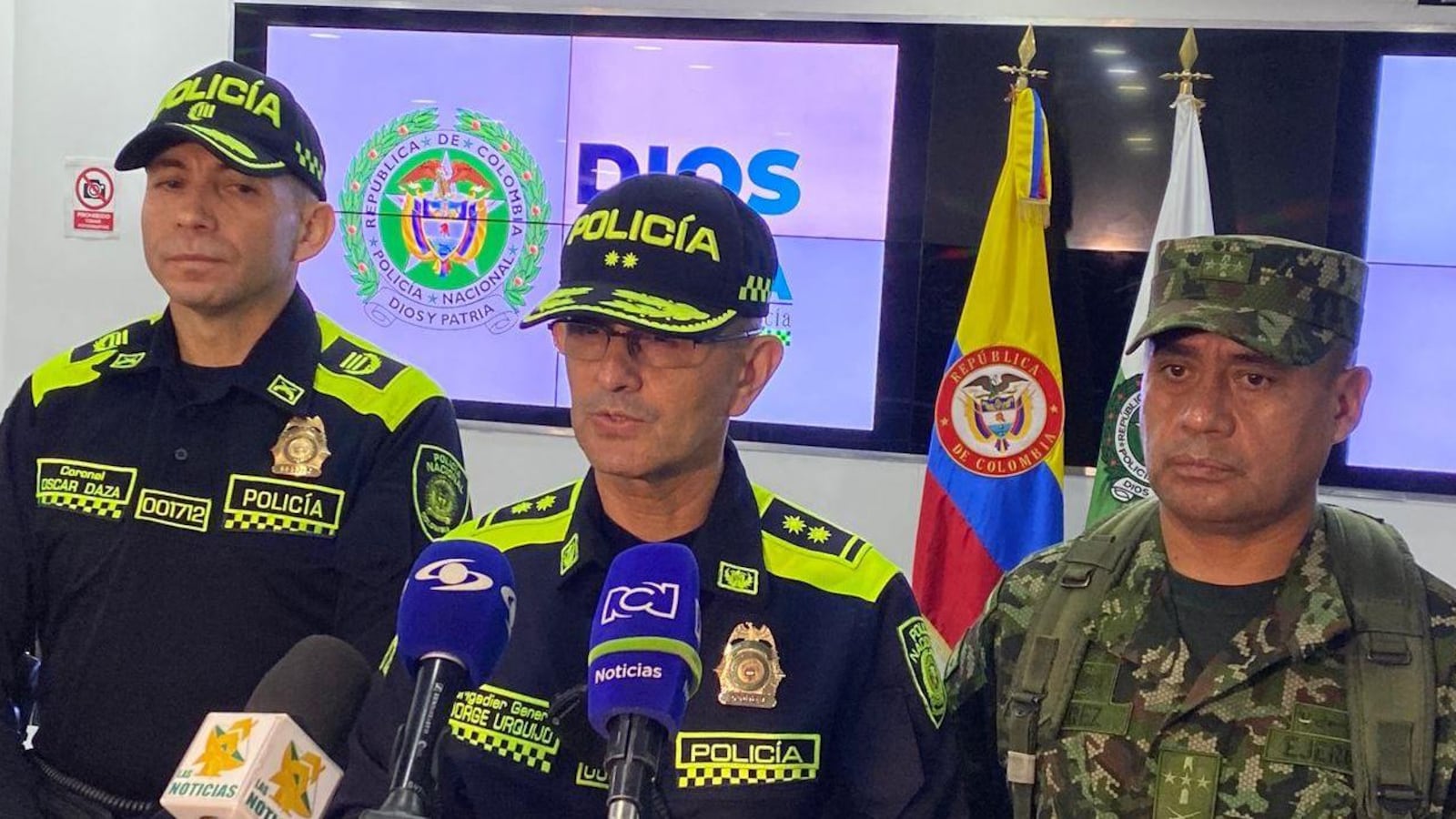 El general Jorge Urquijo en rueda de prensa sobre masacre en Barranquilla.
