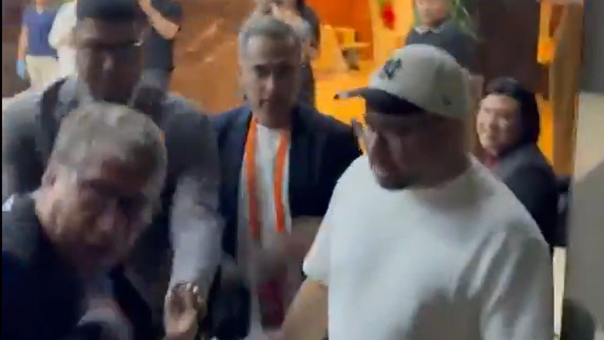 Pelea de El Bolillo Gómez con un hincha: Lo tuvieron que agarrar para evitar los puños