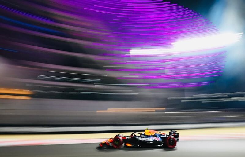 En vísperas del regreso del piloto a la Fórmula 1, presentan prendas de edición especial que conectan con su historia, con su afición y con las carreras de autos, en alianza con Maja Sportswear. Foto: Sergio Pérez.