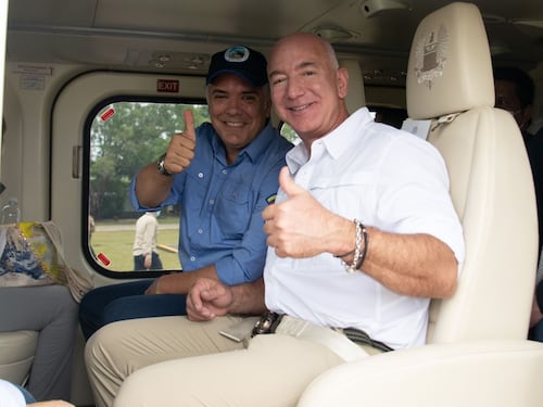 ¿Jeff Bezos e Iván Duque son amigos? La historia de la foto por la que acusan al dueño del Washington Post de ser antipetrista