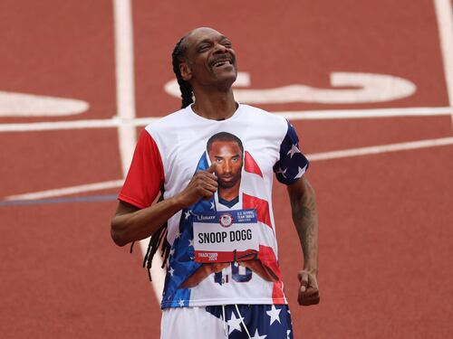 Snoop Dogg corre 200 metros planos en homenaje a Kobe Bryant
