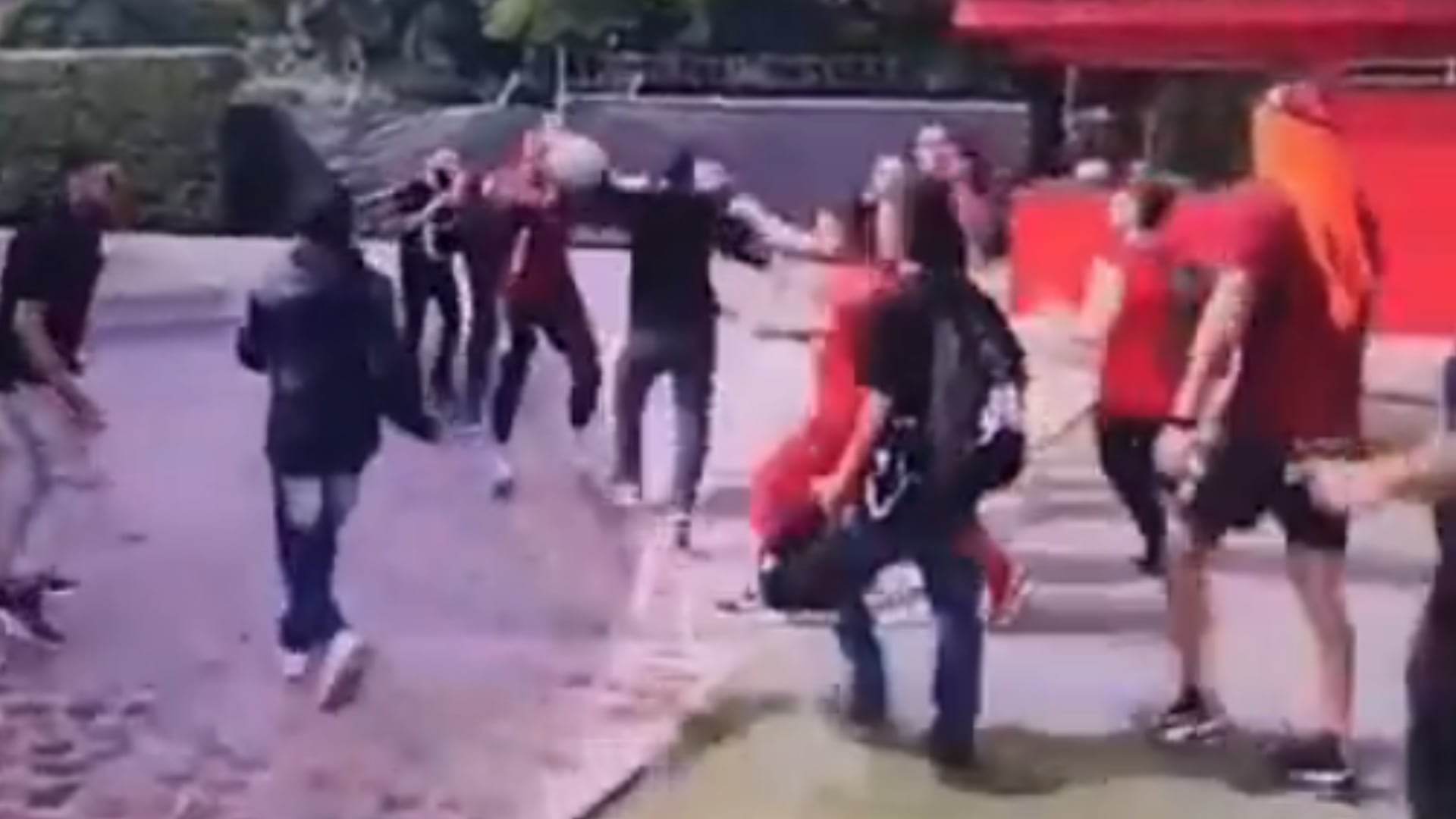 Pelea de hinchas y jugadores del América - Foto: Captura de pantalla de video difundido en redes el 14 de mayo del 2026