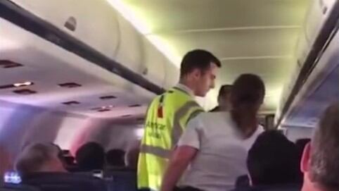 Mujer pierde el control cuando su novio termina con ella