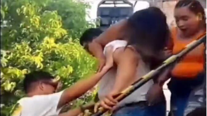 Imagen de mujer desmayada después de participar en concurso para tomar cerveza en Montería.