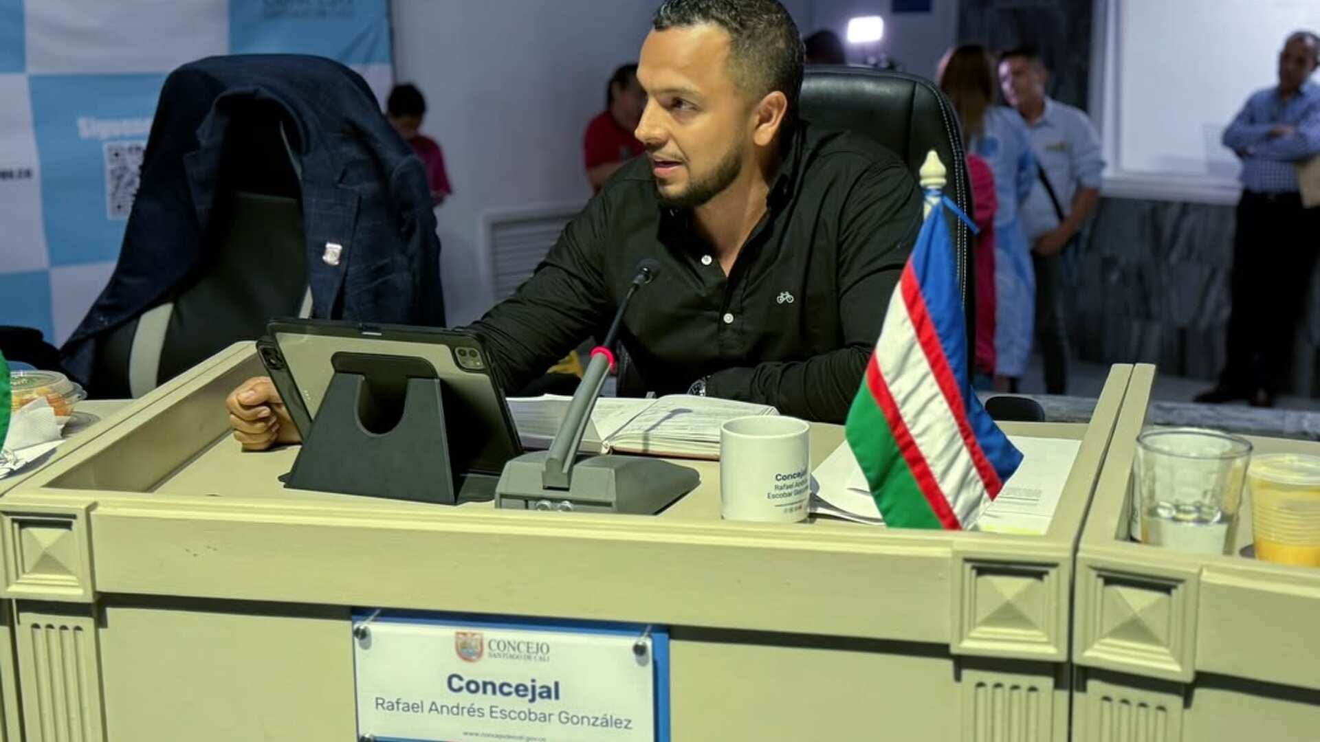 Andrés Escobar ‘metió las manos’ por señora que trató de indecente un beso de pareja gay: “Es un delito”