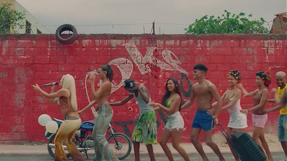 Karol G grabó Si Antes Te Hubiera Conocido en la República Dominicana y hasta cerró una calle para bailar con los pobladores.