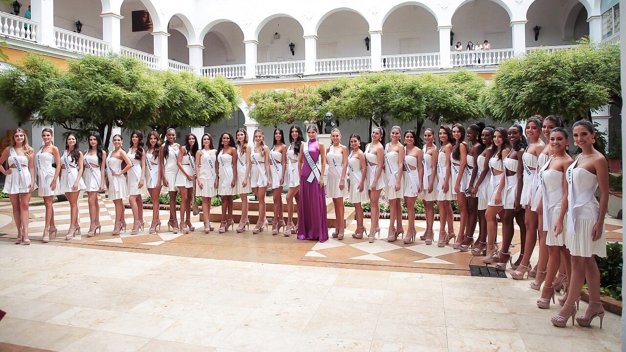 El anillo de Señorita Colombia es de oro puro con 12 esmeraldas en forma de corona junto al antiguo Escudo de Cartagena.