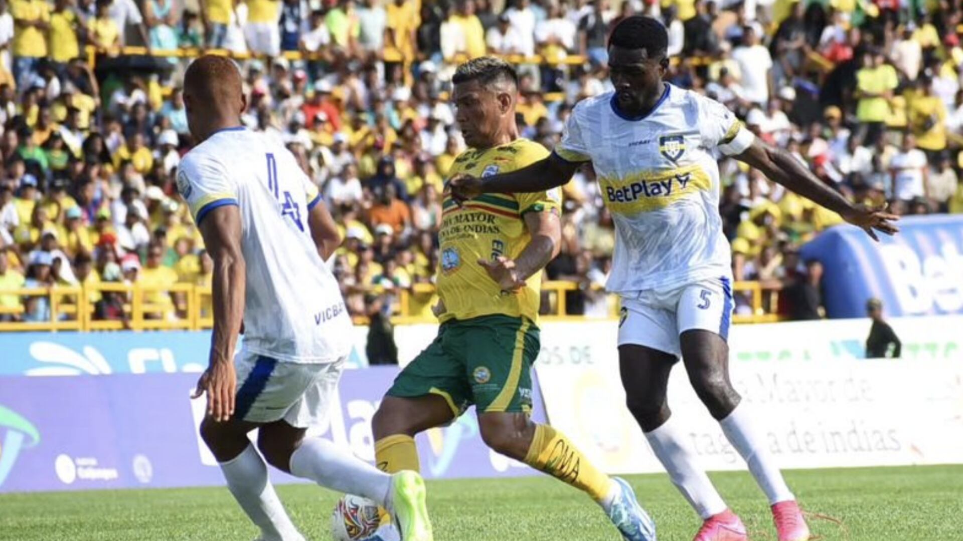 Teófilo Gutiérrez 'se fajó' con detallazos para los hinchas del Real Cartagena