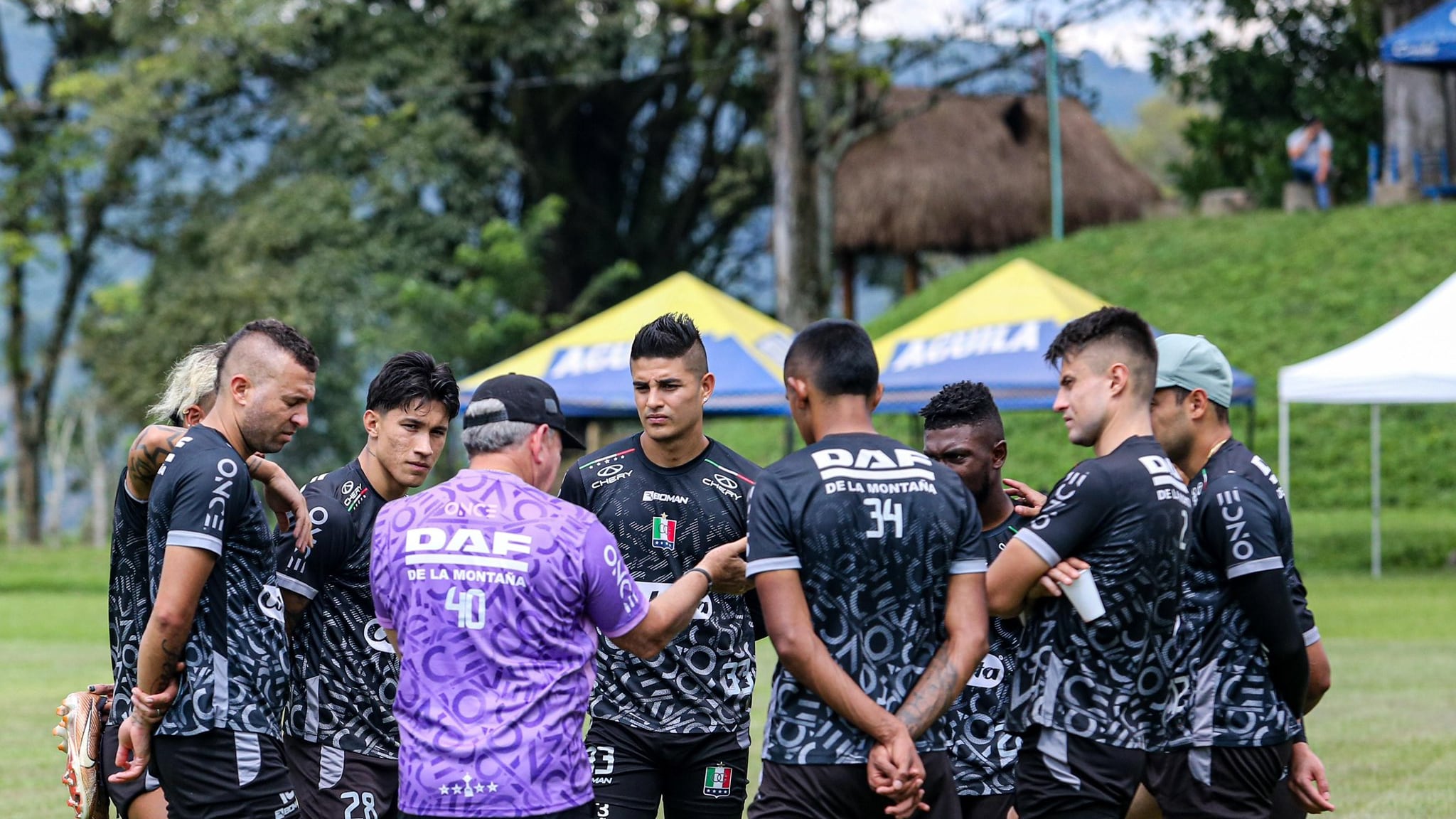 Tres futbolistas de Once Caldas se treparon al bus para saltar justo antes de enfrentar a América