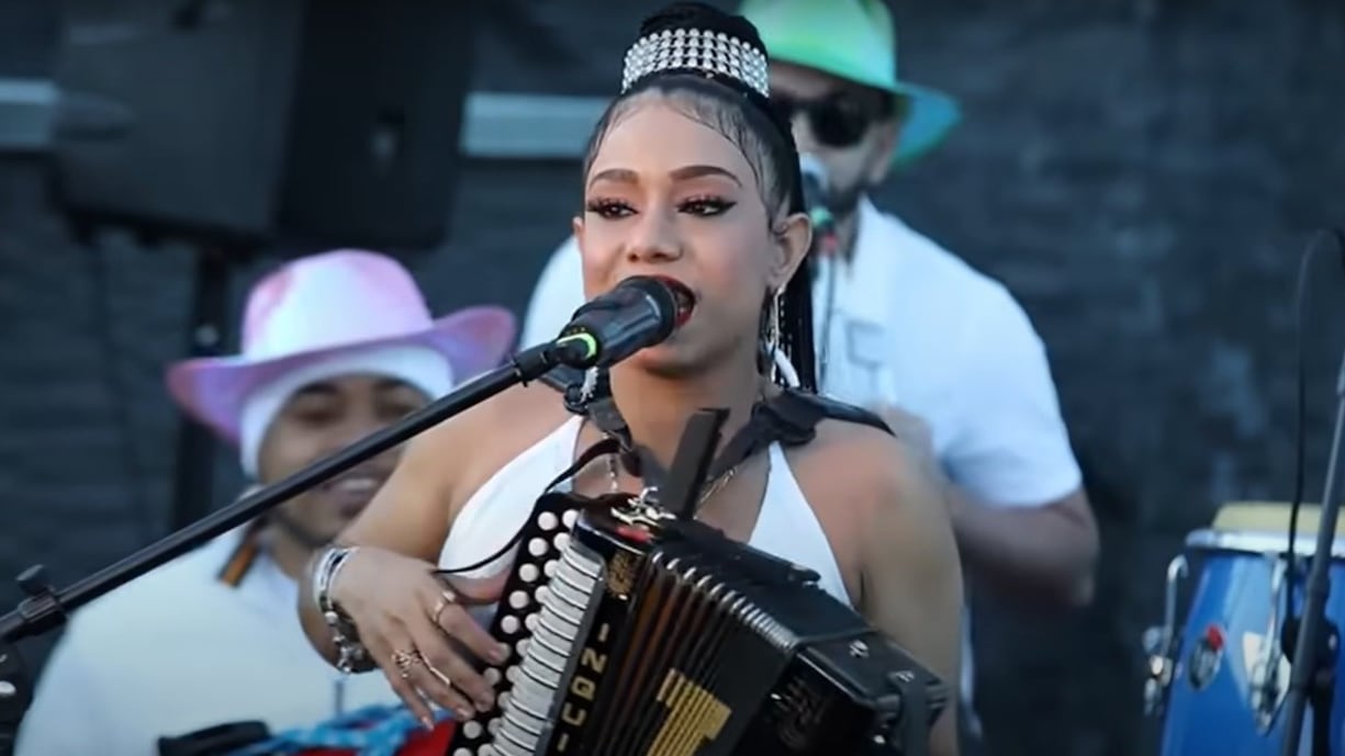 "Mamá cela de noche, mamá cela todo el día" es la frase que en las redes sociales no ha parado de ser viral desde el lanzamiento del tema de La Inquieta Típica.