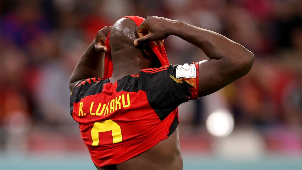 Lukaku quedó destrozado con la eliminación y agarró a golpes el banquillo