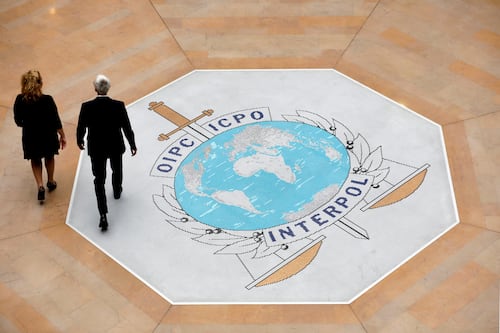 ¿Quién es la mujer señalada de enviar frambuesas envenenadas que causaron la muerte de dos niñas? Ya tiene orden de captura