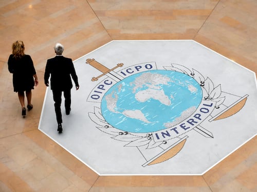 ¿Quién es la mujer señalada de enviar frambuesas envenenadas que causaron la muerte de dos niñas? Ya tiene orden de captura