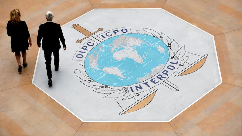 ¿Quién es la mujer señalada de enviar frambuesas envenenadas que causaron la muerte de dos niñas? Ya tiene orden de captura