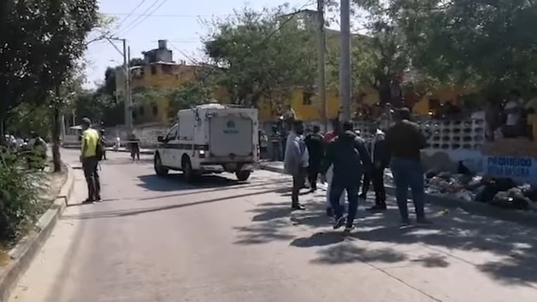 Autoridades realizan el levantamiento de unos huesos hallados en Barranquilla.