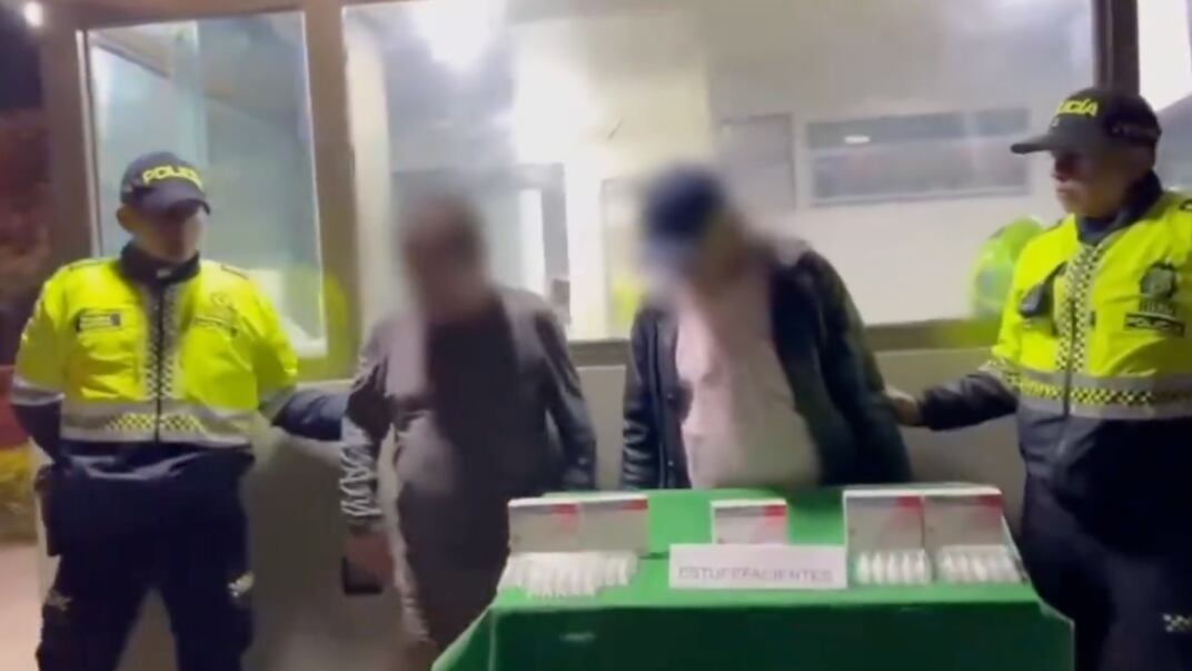 Cayeron dos adultos mayores que pretendían comercializar Fentanilo, en una cafetería en Suba (Foto vía: policía de Bogotá)