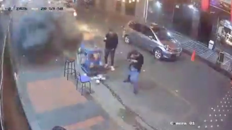 Video reveló el segundo exacto del ataque con granada en el barrio Santa Fe que dejó un muerto y 13 heridos