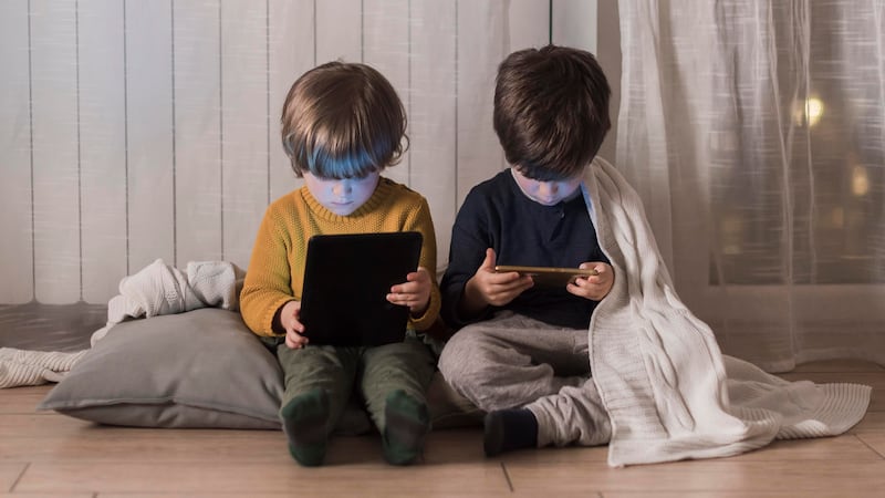 ¿Sabías que los algoritmos moldean el mundo digital de los niños?