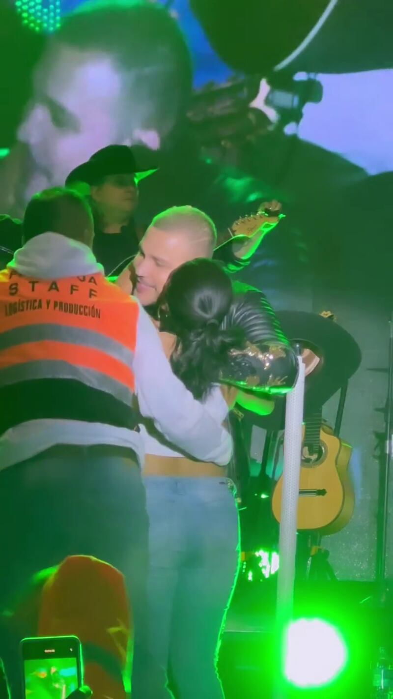 Jessi Uribe fue sorprendido por una fanática en pleno concierto
