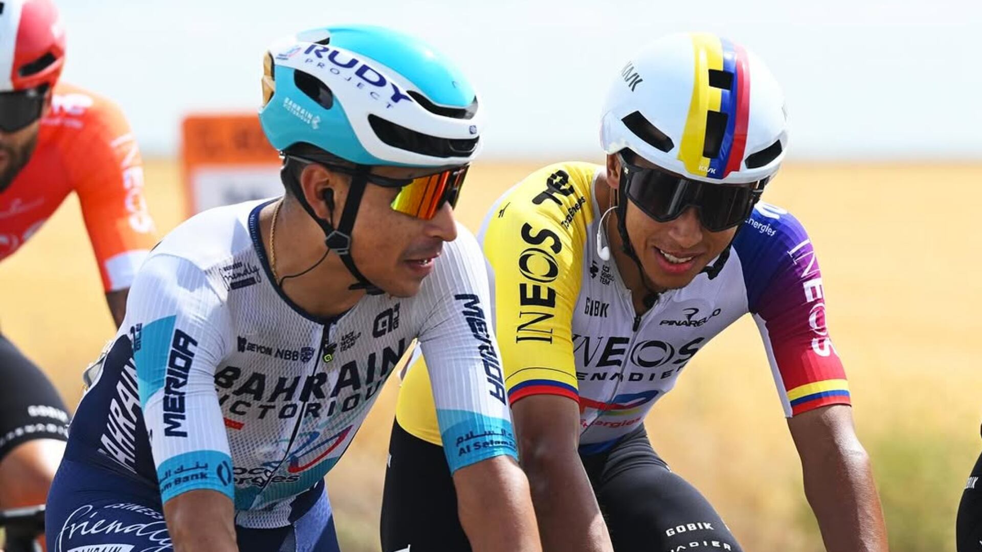 Egan Bernal tuvo que cumplir con una apuesta y cambiar de look en plena competencia