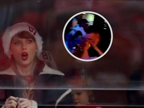 Taylor Swift recibe el año con un beso de película: ¿habrá boda este 2024?
