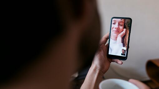 Alerta para extranjeros por aplicaciones de citas.