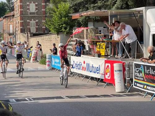 Ciclistas se las dieron de ‘cancheros’ celebrando antes de tiempo, y el que venía atrás los dejó viendo un chispero