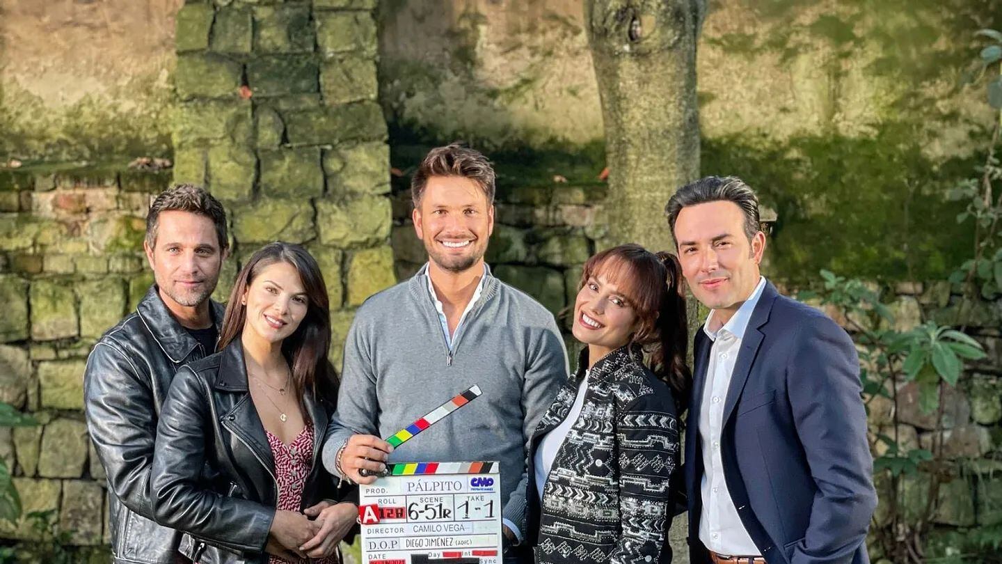 Margarita Muñoz publicó un seriado de fotografías en las que aparece junto al reparto de la serie y parte del gran equipo de producción.