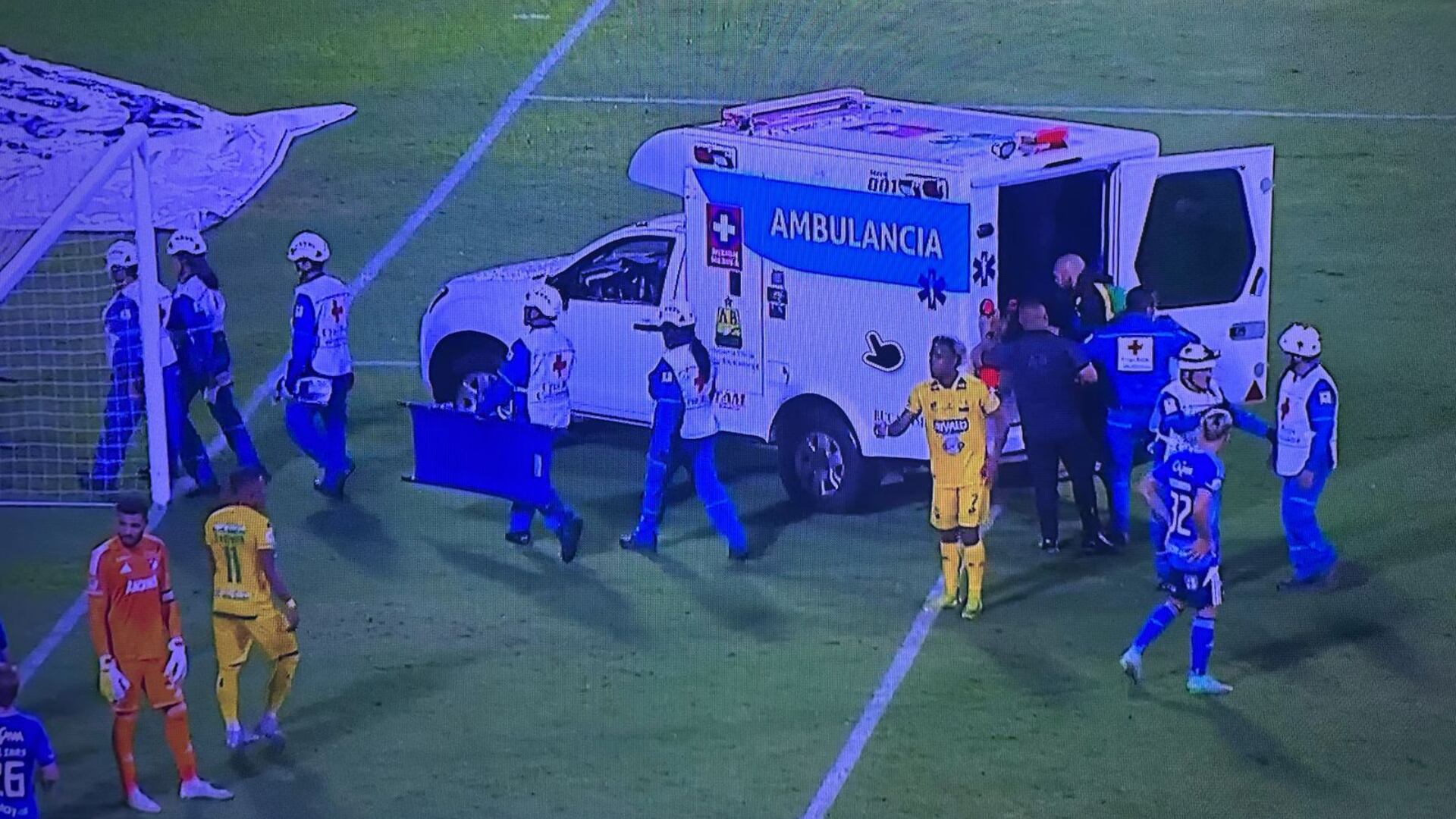 Luciano Pons es retirado en ambulancia