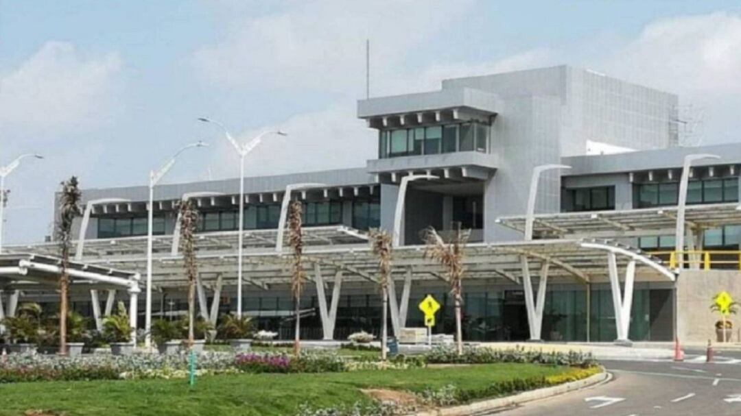 Fachada aeropuerto Ernesto Cortissoz en Barranquilla.