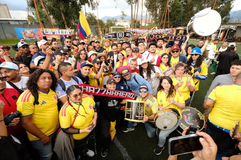 Histórico respaldo: Más de 30 barras de fútbol se unieron para entregar la camiseta de la Selección a Iván Cepeda