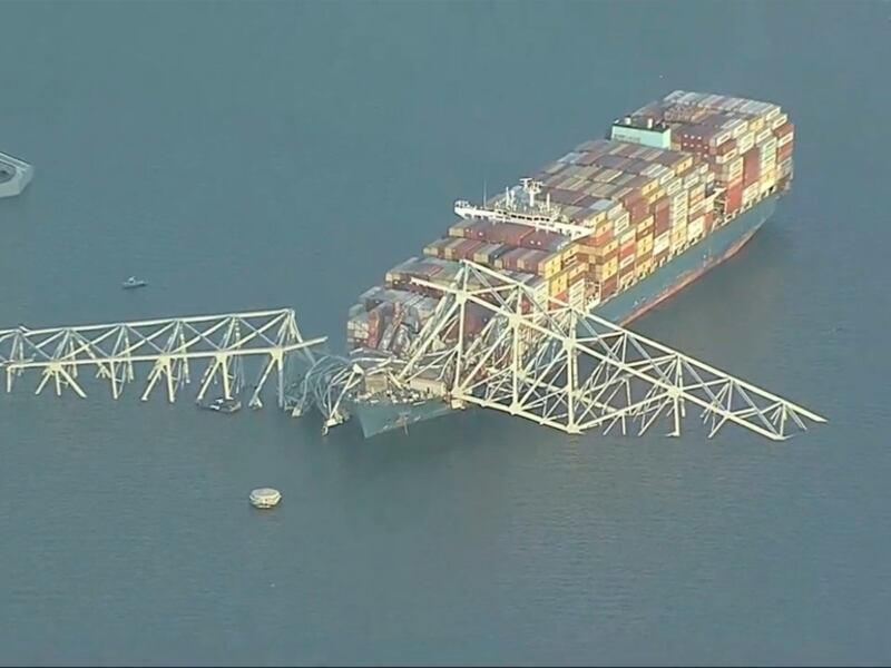El barco perdió la energía: revelan minuto a minuto detalles del choque contra un puente en Baltimore