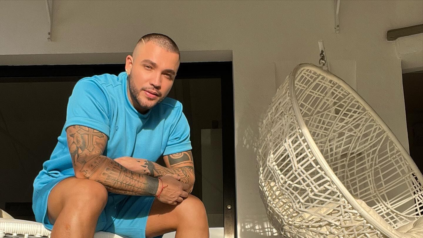 En medio del ritmo Jessi Uribe imitó algunos de los movimientos pertenecientes a la coreografía que inmortalizó décadas atrás la también colombiana Shakira.