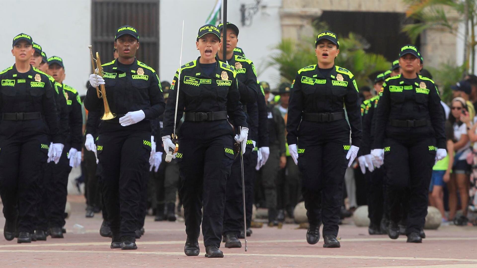 Miembros de la Policía Nacional participan en el desfile por el Día de la Independencia en Cartagena (Colombia).
