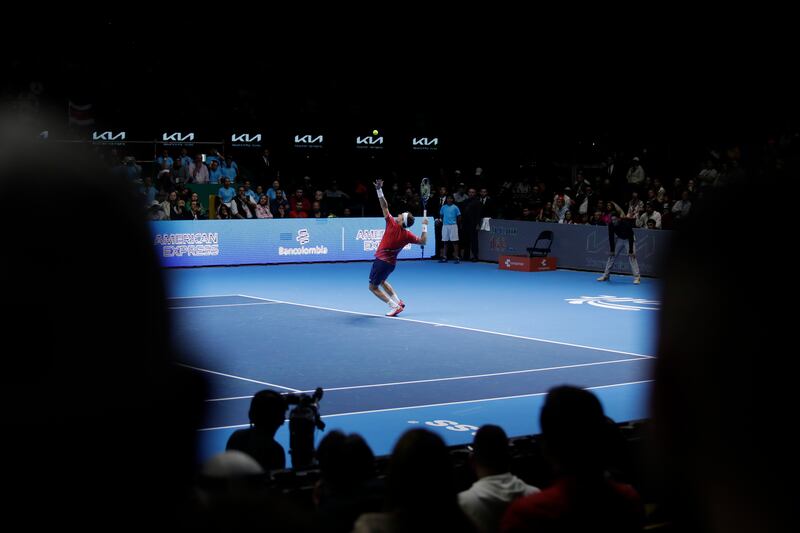 Rafael Nadal VS Casper Ruud durante su juego de exhibición en el Coliseo Live en Bogotá.