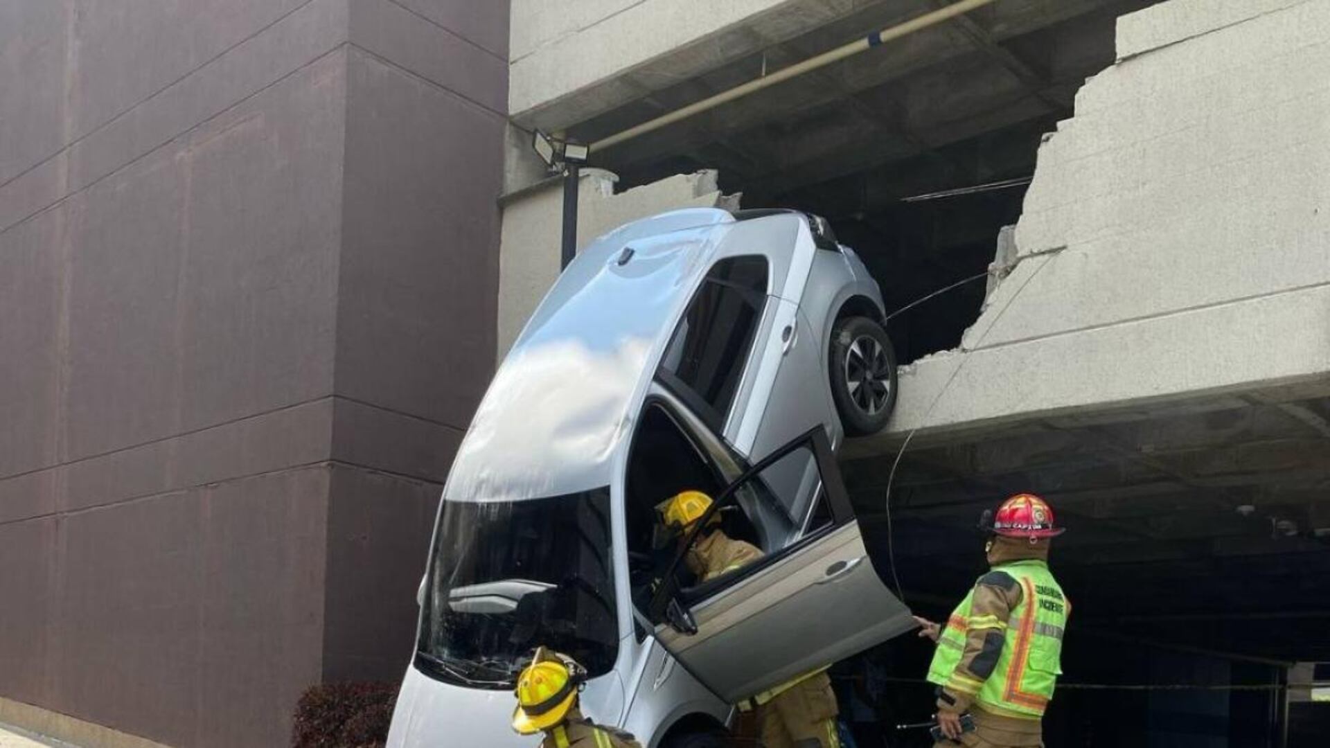 Una camioneta se llevó puesto un muro y cayó al vacío en un parqueadero de un conjunto residencial de La Estrella