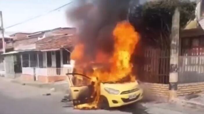 Foto de la quema de carros relacionada con la banda La Inmaculada y la extradición de 'Pipe Tuluá'.