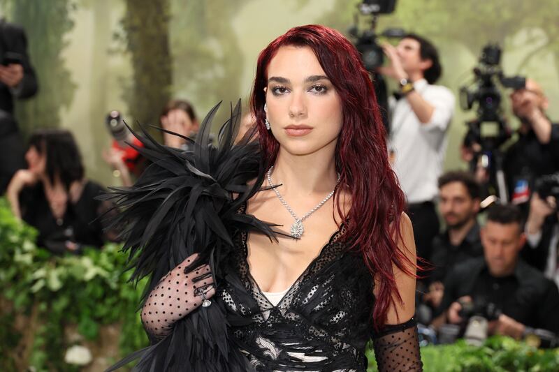 Con su poderoso rango vocal, sus ritmos contagiosos y su estilo único, Dua Lipa llegó a la industria del entretenimiento para darle un nuevo sentido al término de estrella de la música pop. Foto: Getty Images.