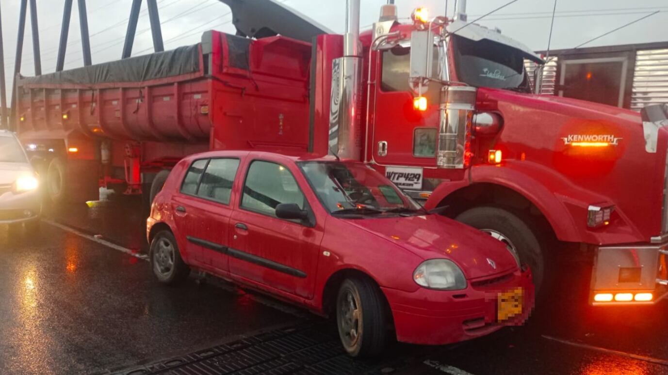 Enorme trancón y caos en la Calle 80 en Bogotá: por siniestro en accidente de una volqueta.
