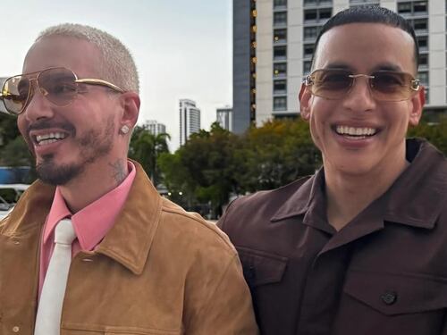 “¿Qué tiene en los pies?”: J Balvin es criticado por sus zapatos en imagen con Daddy Yankee
