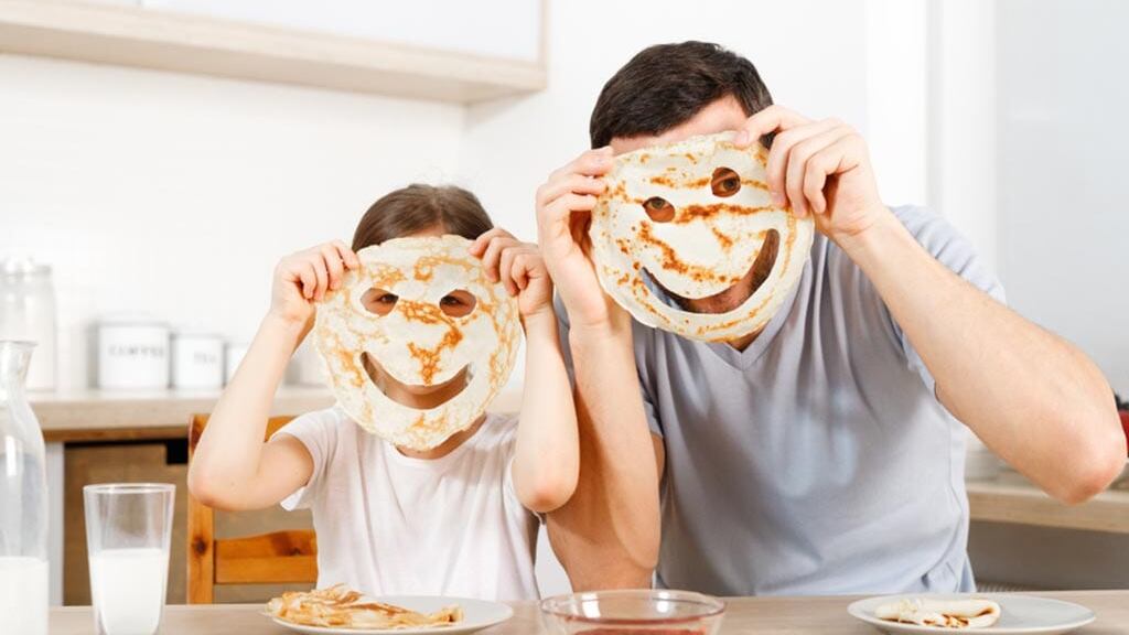 En el desayuno de los niños debes evitar el exceso de grasas y azúcares.