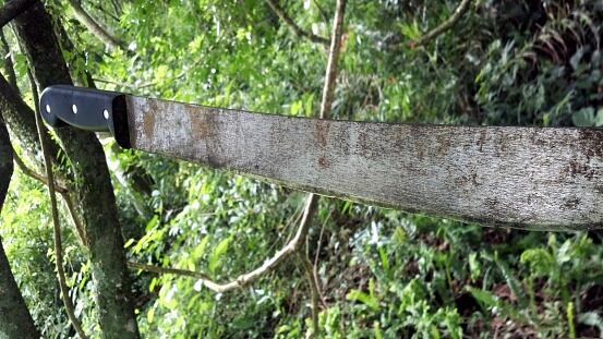 Le amputan con machete las dos manos a un habitante de calle en Medellín.
